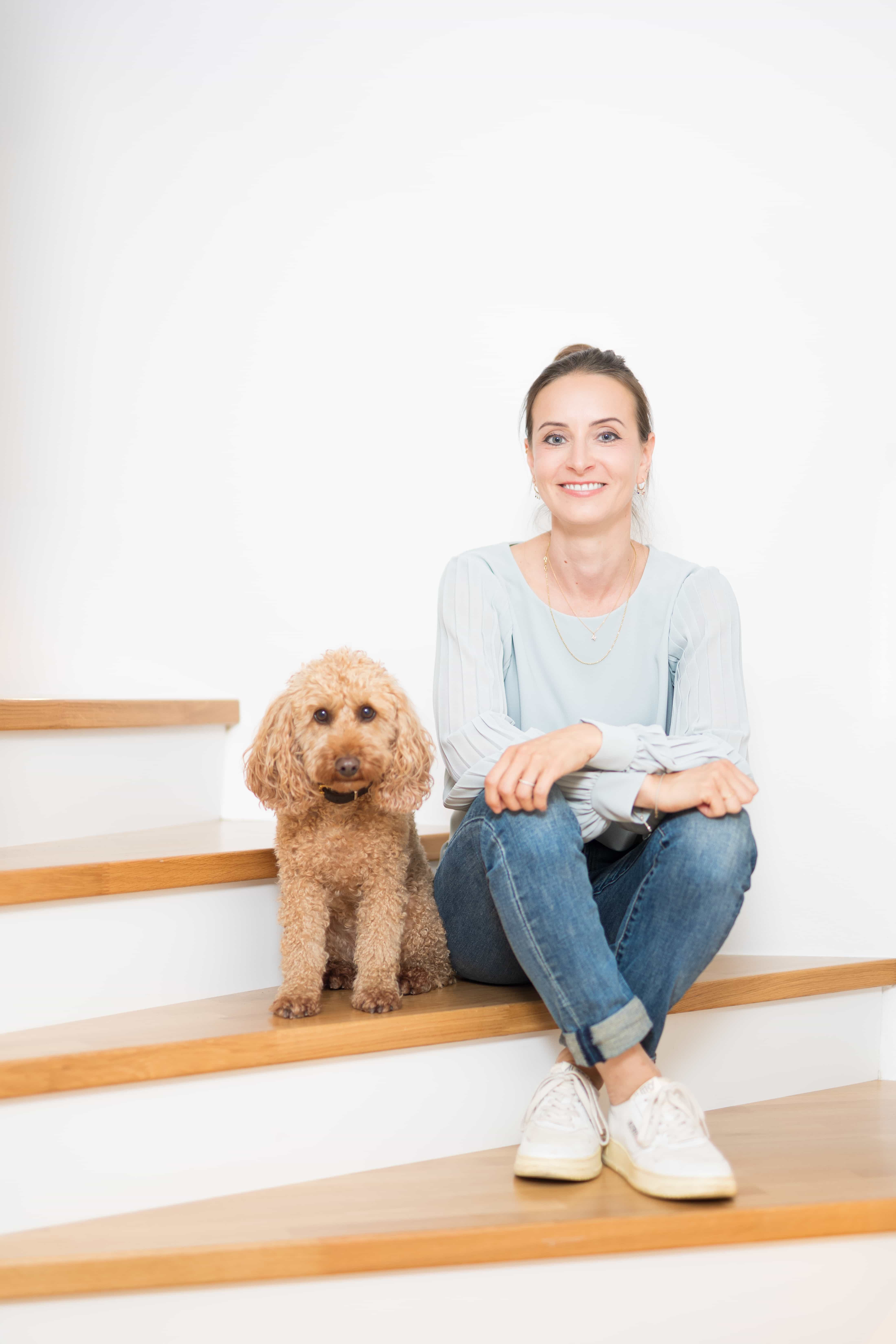 Melanie Kubinger mit Familienhund Coco